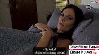 Seksi Üvey Annesiyle Yatarken Kalçalarına Yaslıyor